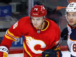 Martin Pospíšil (vľavo) v drese Calgary Flames.