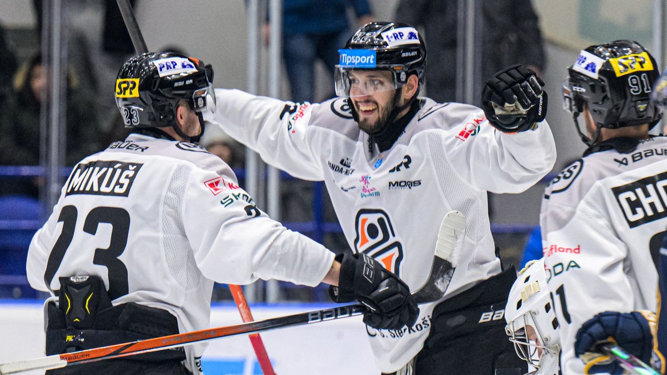 Hokejisti Košíc sa tešia z gólu.