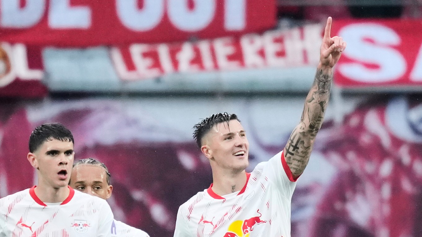 Benjamin Šeško, napravo, oslavuje gól RB Lipska.