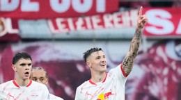 Benjamin Šeško, napravo, oslavuje gól RB Lipska.