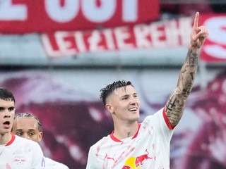 Benjamin Šeško, napravo, oslavuje gól RB Lipska.