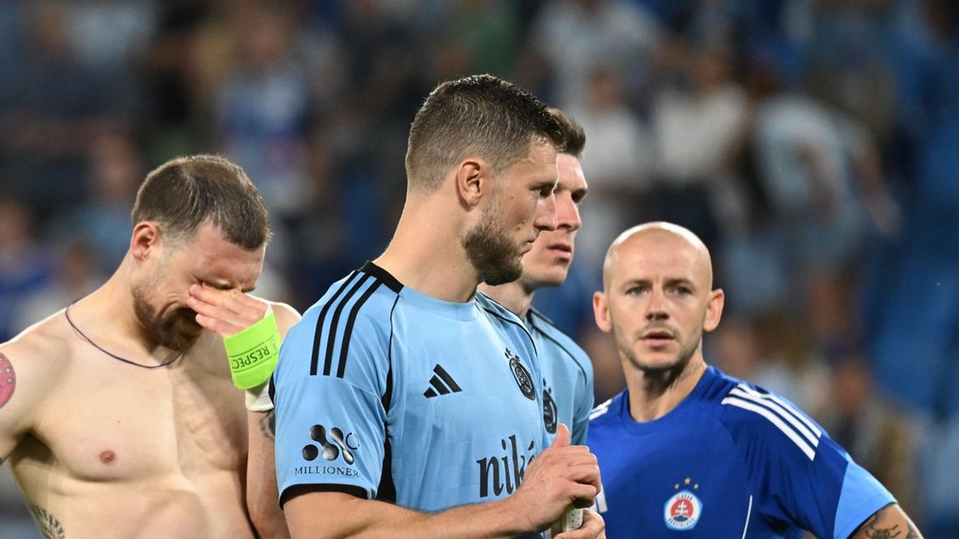 Na snímke kapitán Vladimír Weiss ml. (vpravo) a jeho spoluhráči reagujú po prehre v odvetnom zápase 3. predkola Ligy majstrov vo futbale ŠK Slovan Bratislava – Kajrat Almaty.