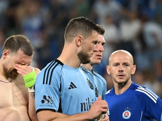 Na snímke kapitán Vladimír Weiss ml. (vpravo) a jeho spoluhráči reagujú po prehre v odvetnom zápase 3. predkola Ligy majstrov vo futbale ŠK Slovan Bratislava – Kajrat Almaty.