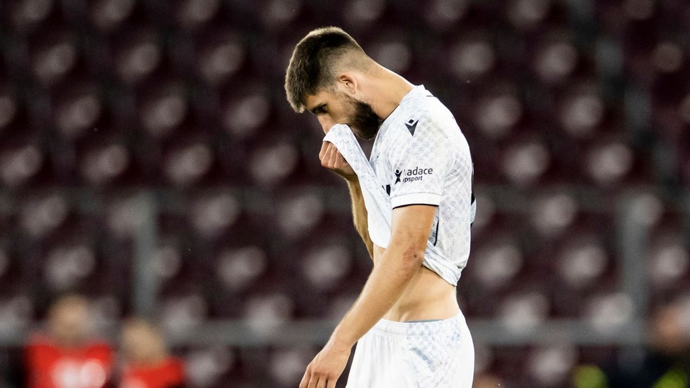 Adrian Zeljkovič dostal červenú kartu v zápase 2. predkola Ligy majstrov Servette - Viktoria Plzeň.