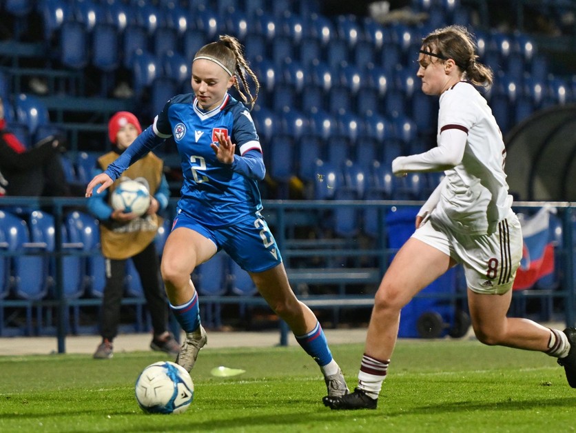 Na snímke Ema Marhevková a Laura Kallase v zápase 1. fázy kvalifikácie o postup na ME 2025 Slovensko WU17 - Lotyšsko WU17 3:0 (Poprad, 8.11.2024).