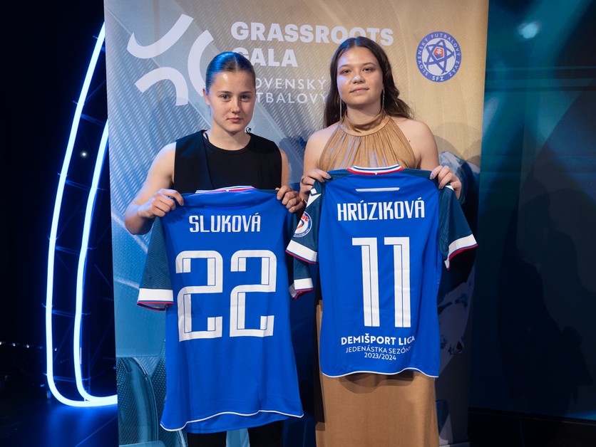 Matilda Sluková, Futbalistka roka 2024 v kategórii WU17 (vľavo) a Darina Hrúziková, Futbalistka roka 2024 v kategórii WU19.