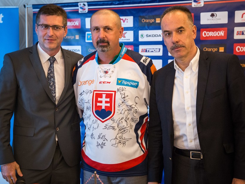 Zdeno Cíger (v strede) pózuje s prezidentom SZĽH Igorom Nemečkom (vpravo) a predsedom predstavenstva nového partnera Tipsport SK Jaroslavom Tarabom.