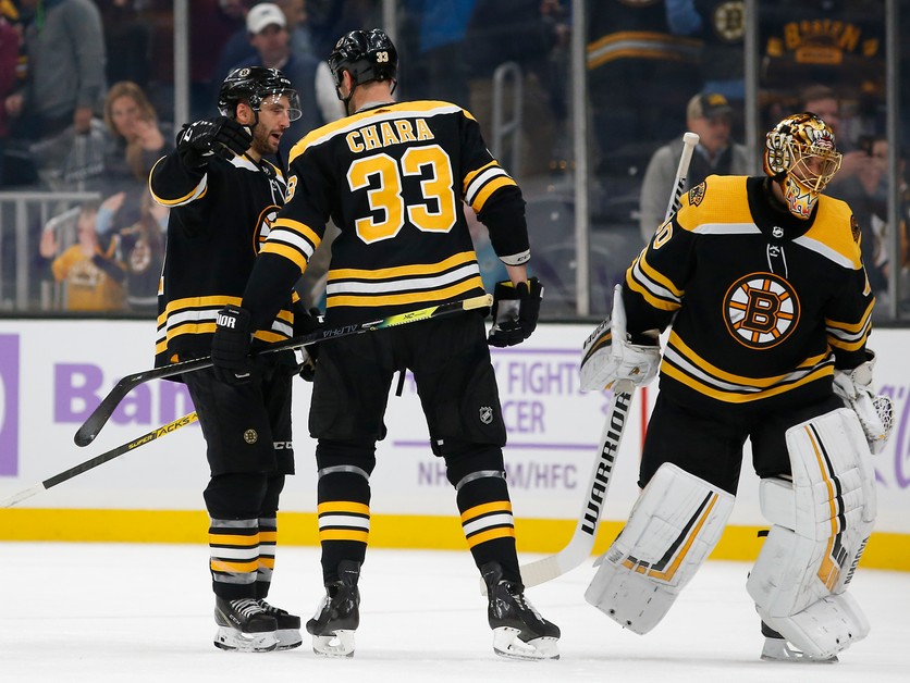 Patrice Bergeron (vľavo), Zdeno Chára a Tukka Rask.