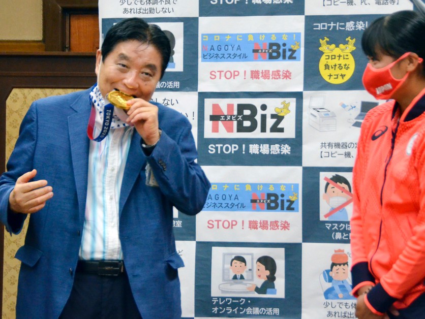 Japonská softbalistka Miu Gotová a starosta mesta Nagoja Takaši Kawamura.