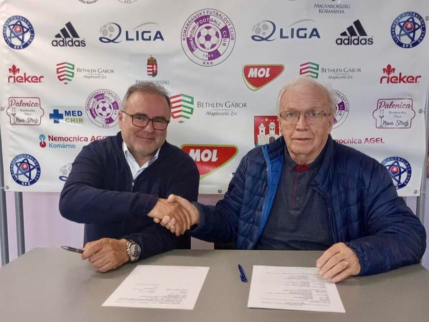 Predseda KFC Komárno Juraj Baráth (vpravo) pri podpise zmluvy o rekonštrukcii štadióna.