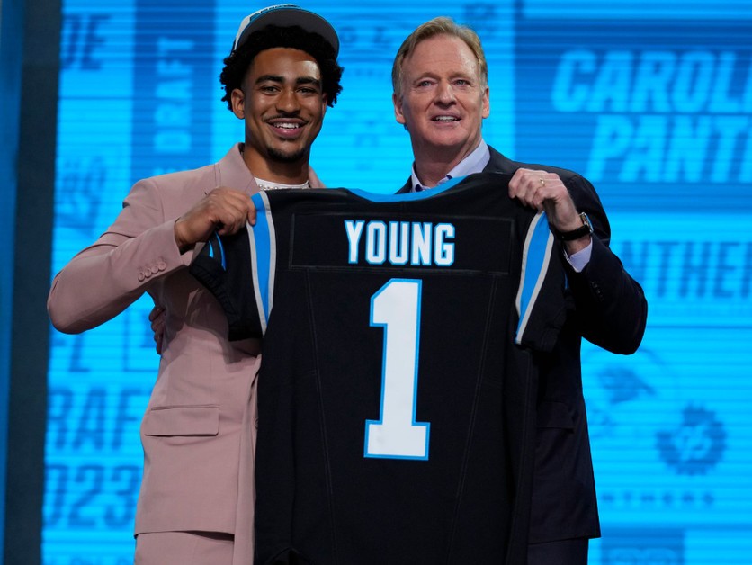 Jednotka draftu NFL 2023 Bryce Young a komisár ligy Roger Goodell.