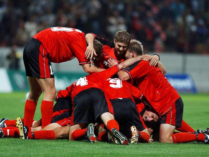 Futbalisti Púchova oslavujú v roku 2003 gól proti Barcelone.