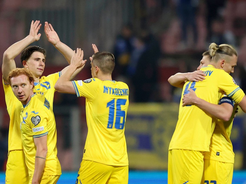 Ukrajinskí futbalisti sa tešia z výhry 2:1 nad Bosnou a Hercegovinou v play-off o EURO 2024. 