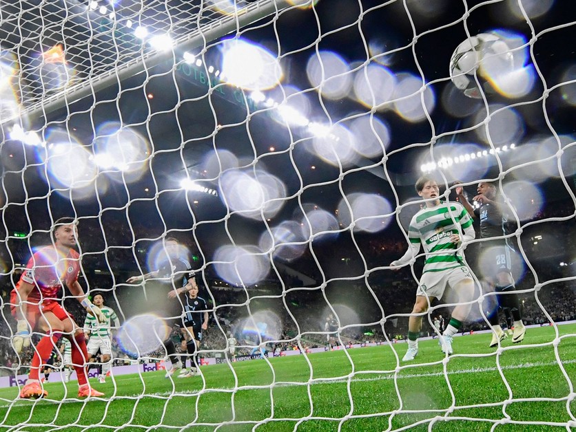 Dominik Takáč po inkasovanom góle, ktorý strelil Kjógo Furuhaši v zápase Celtic Glasgow - ŠK Slovan Bratislava v 1. kole ligovej fázy Ligy majstrov.