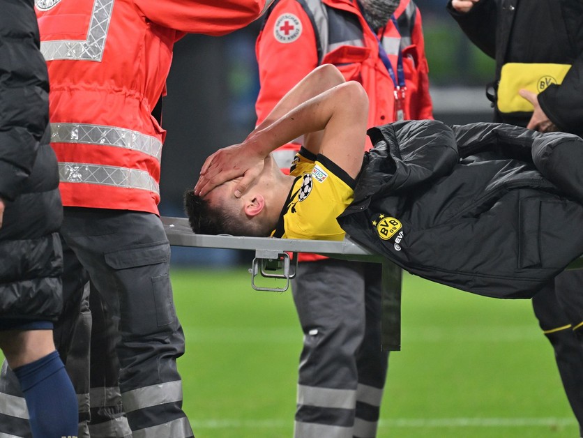 Obranca Dortmundu Nico Schlotterbeck opúšťa na nosidlách ihrisko po zápase proti FC Barcelona v Lige majstrov.