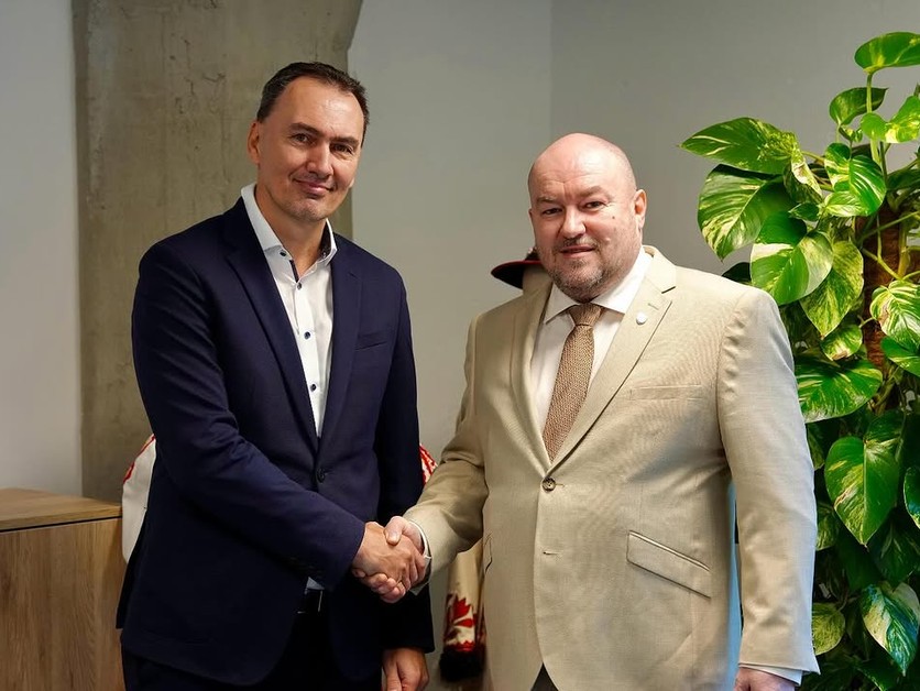 Prezident SZĽH Miroslav Šatan (vľavo) a minister cestového ruchu a športu SR Rudolf Huliak. 