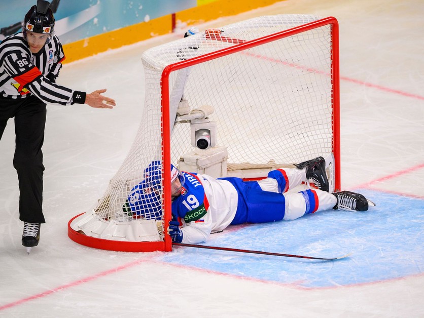 Patrik Hrehorčák leží v bránke po inkasovanom góle v zápase Slovensko - Rakúsko na MS 2025 v hokeji.
