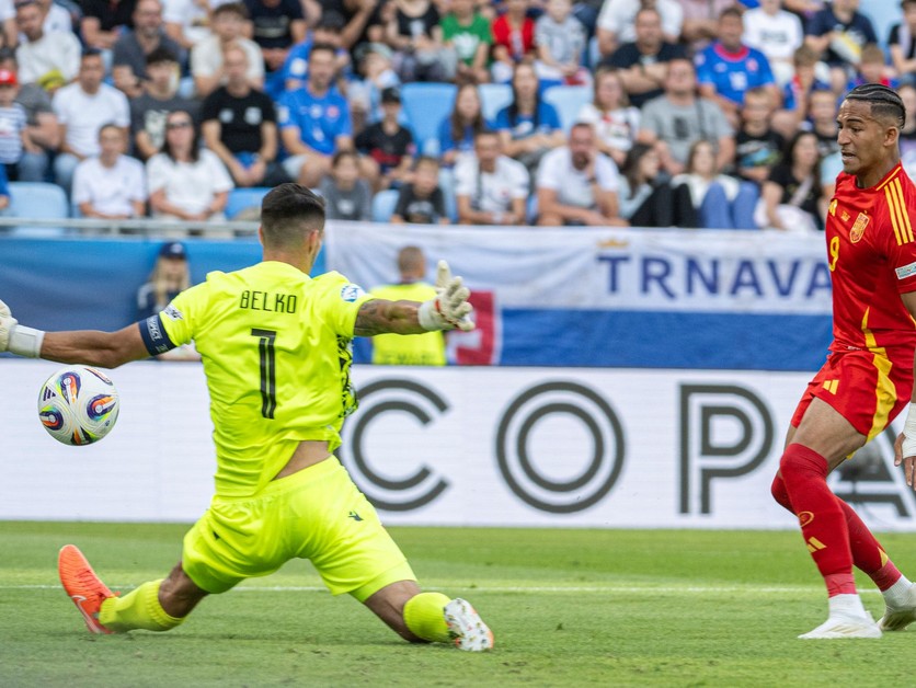 Mateo Joseph strieľa gól na 2:0, pred ním brankár Ľubomír Belko v zápase Slovensko - Španielsko v skupine A na EURO U21 2025 (ME vo futbale do 21 rokov).