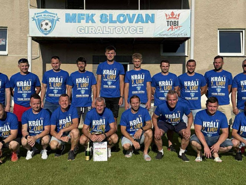 Víťazné mužstvo MFK Slovan Giraltovce, ktoré vyhralo siedmu ligu.