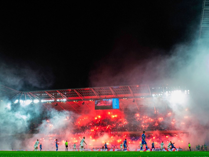 Fanúšikovia Slovana a Wisly Krakov spoločne odpálili pyrotechniku v prípravnom zápase.