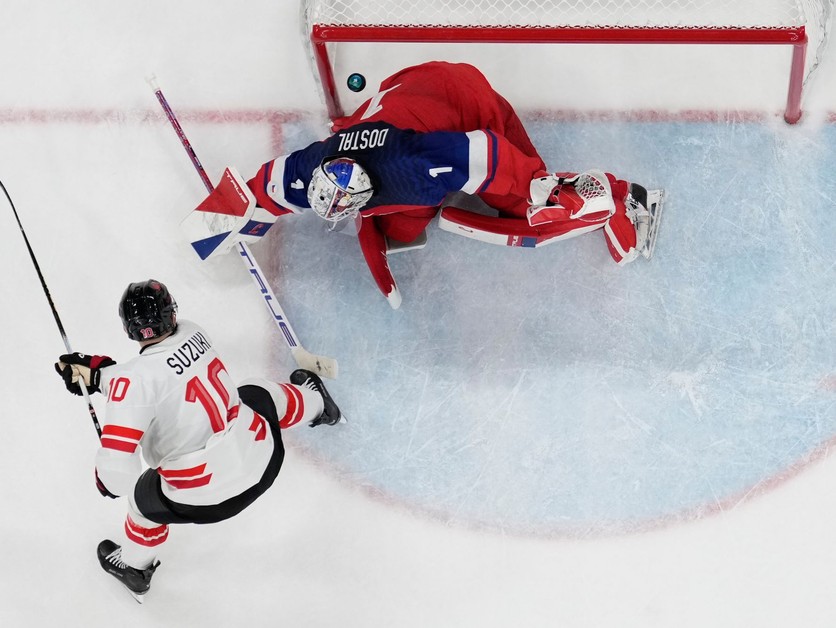 Český brankár Lukáš Dostál, ktorého prekonáva kanadský hokejista Nick Suzuki (10) v zápase základnej A-skupiny Česko – Kanada.