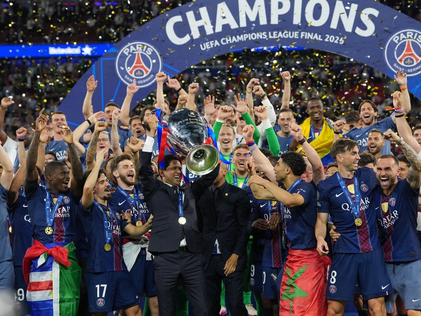 Šéf PSG  Nasser bin Ghanim Al-Khelaifi oslavuje triumf v Lige majstrov. 