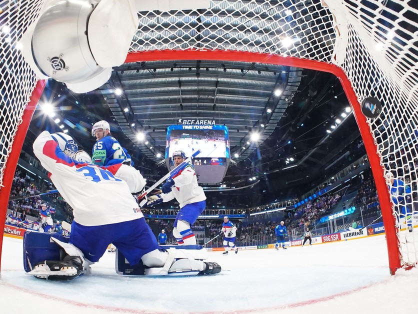 Brankár Adam Gajan inkasuje štvrtý gól v 60. minúte zápasu Slovensko - Slovinsko. Slováci vyhrali na MS 2026 aj tretí súboj, ale až po nájazdoch.