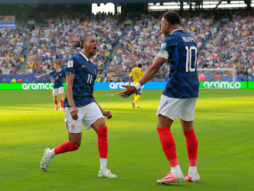 Kylian Mbappe (10) a Michael Olise (11) .