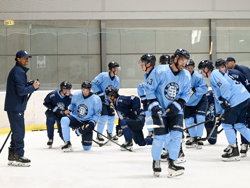Tréner hokejového tímu HC Slovan Bratislava Brad Tapper (vľavo) dáva pokyny hráčom.
