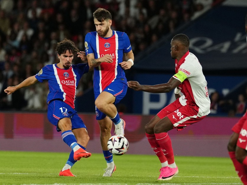 Hráči PSG a  Monaca.