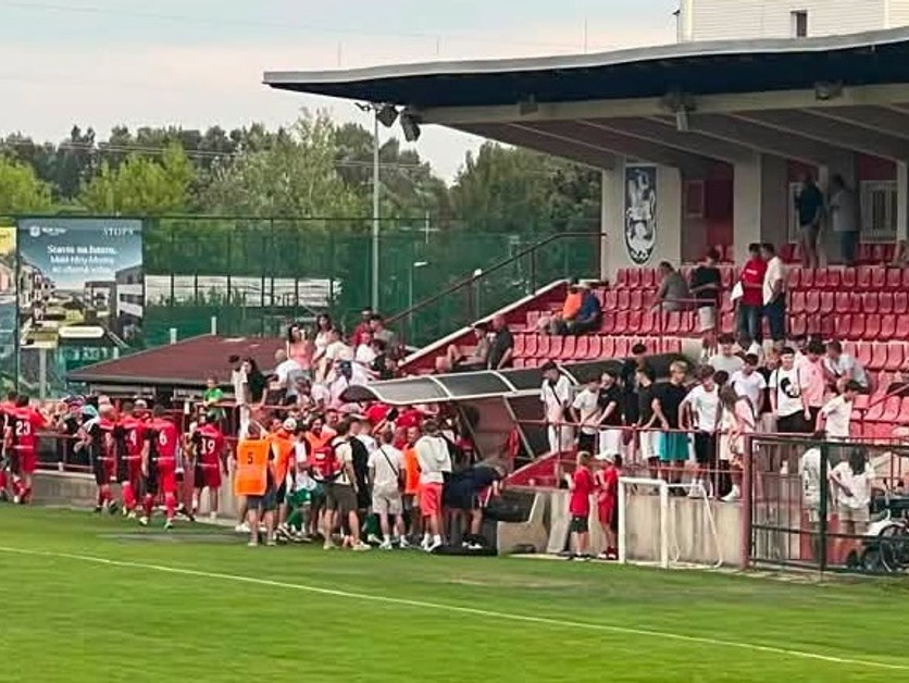 Ďakovačka hráčov Svätého Jura po zápase s Dunajskou Lužnou. 