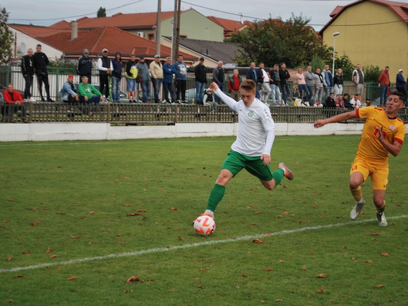 V derby zápase Nové Zámky - Imeľ zvíťazil domáci favorit tesne 1:0, v bielom mladučký Patrik Ďurek, v žltom skúsený Imeľčan Peter Varga.