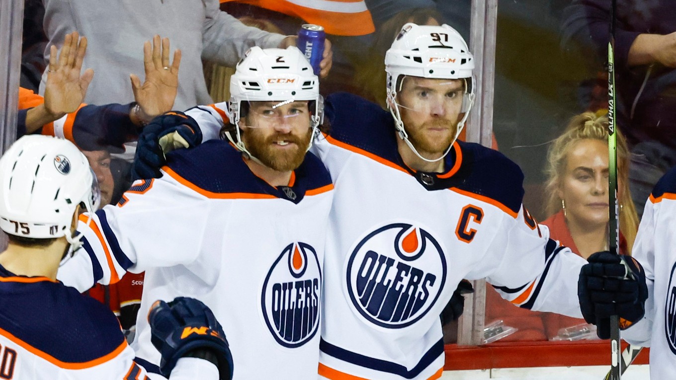 Hráči Edmontonu Oilers sa radujú z gólu.