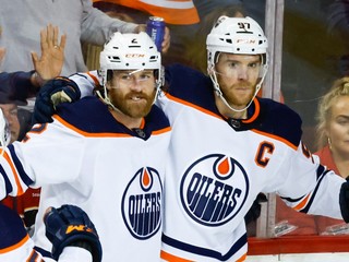 Hráči Edmontonu Oilers sa radujú z gólu.