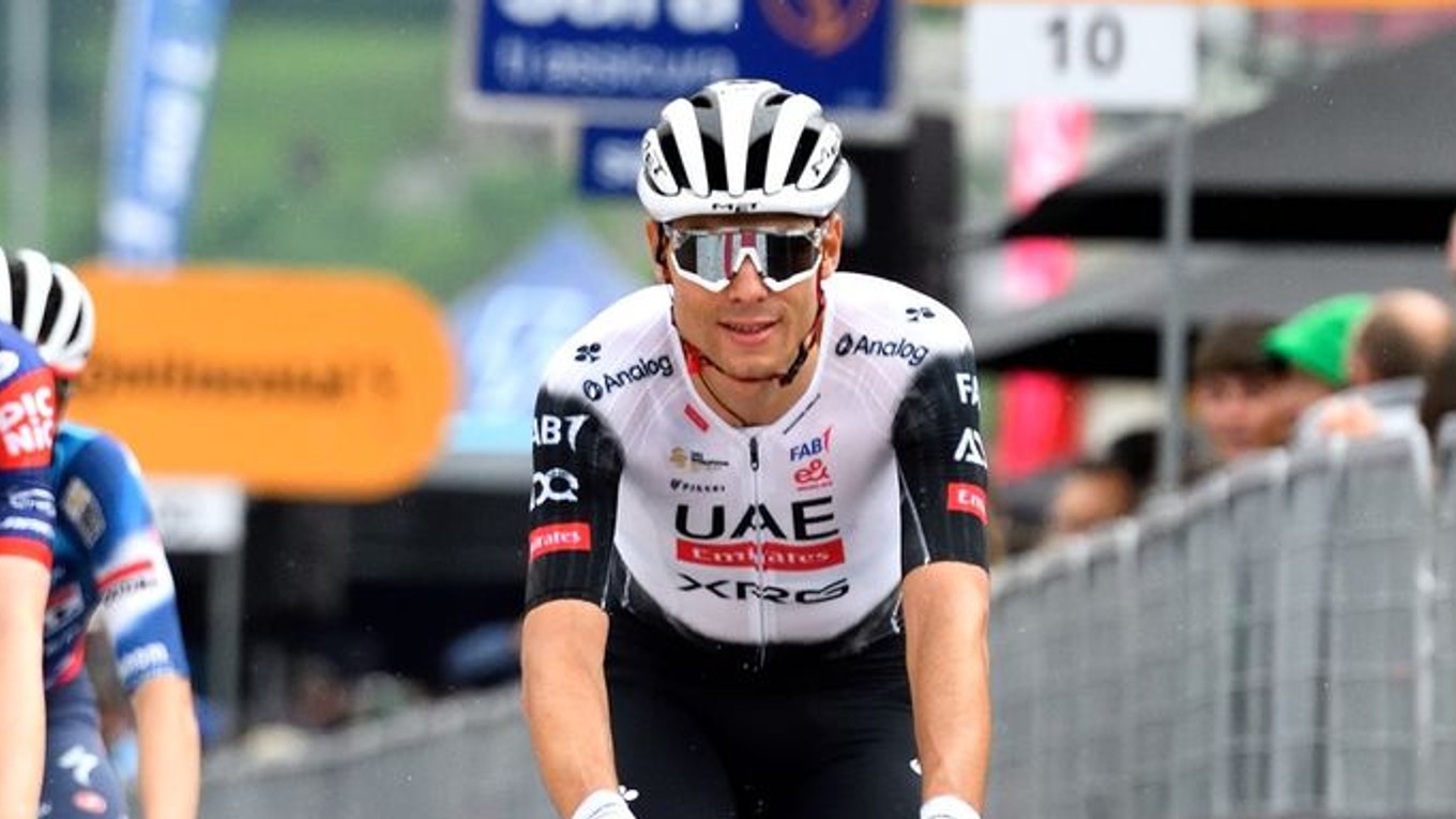 Taliansky cyklista Filippo Baroncini v drese tímu UAE Emirates. 