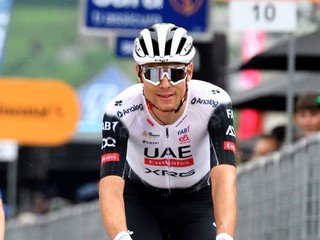 Taliansky cyklista Filippo Baroncini v drese tímu UAE Emirates. 