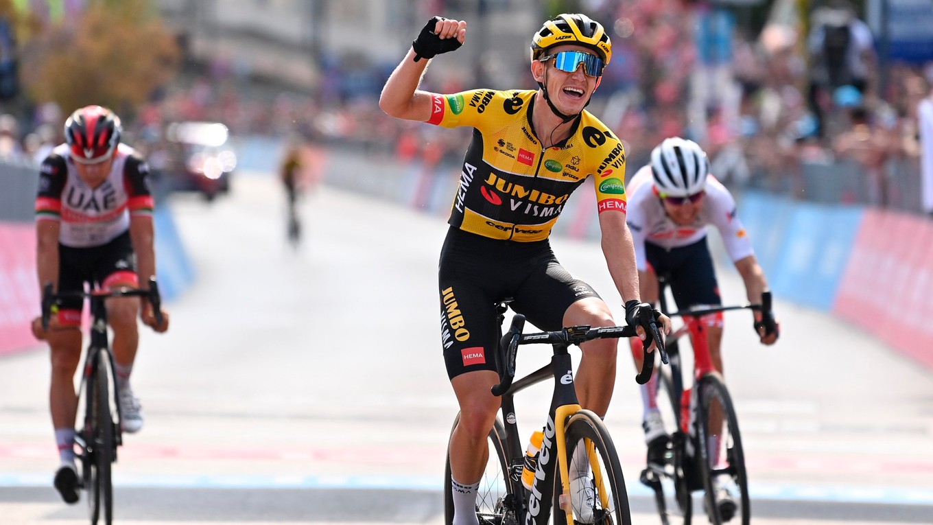 Holandský cyklista Koen Bouwman sa teší z triumfu na Giro d'Italia 2022.