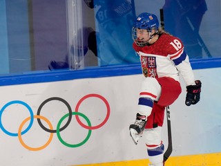 Česká hokejistka Michaela Pejzlová sa teší z gólu. 