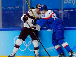 Kristián Pospíšil v súboji v zápase na ZOH 2022 proti Lotyšsku.