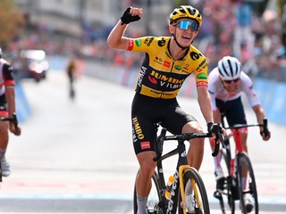 Holandský cyklista Koen Bouwman sa teší z triumfu na Giro d'Italia 2022.
