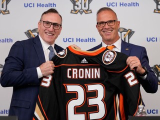 Pat Verbeek (vľavo) a Greg Cronin, nový hlavný tréner Anaheimu.