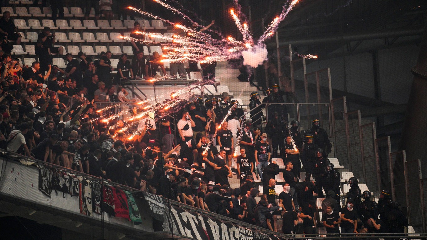 Incident so svetlicou počas zápasu Marseille - Frankfurt.