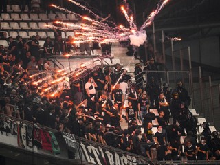 Incident so svetlicou počas zápasu Marseille - Frankfurt.
