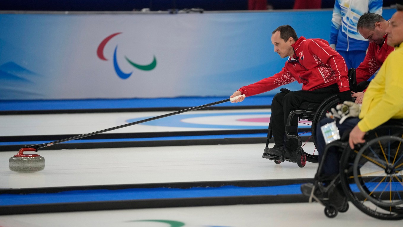 Curler na vozíku Radoslav Ďuriš v akcii na ZPH 2022 v Pekingu.