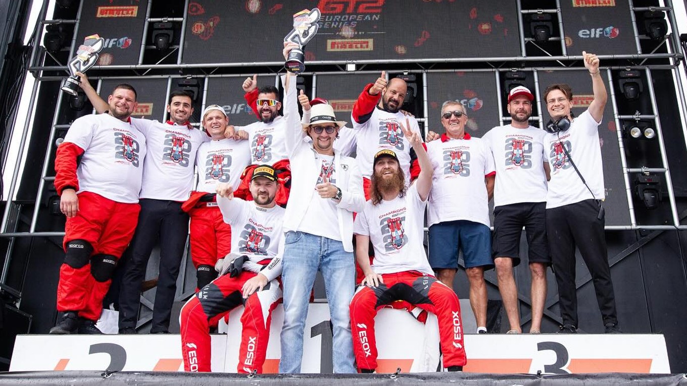 Štefan Rosina (vľavo dole) a Broněk Formánek získala titul v GT2 European Series. 