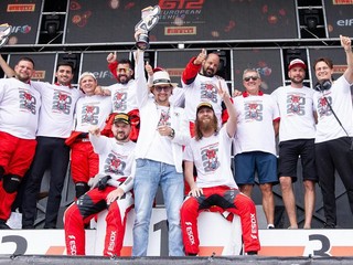 Štefan Rosina (vľavo dole) a Broněk Formánek získala titul v GT2 European Series.