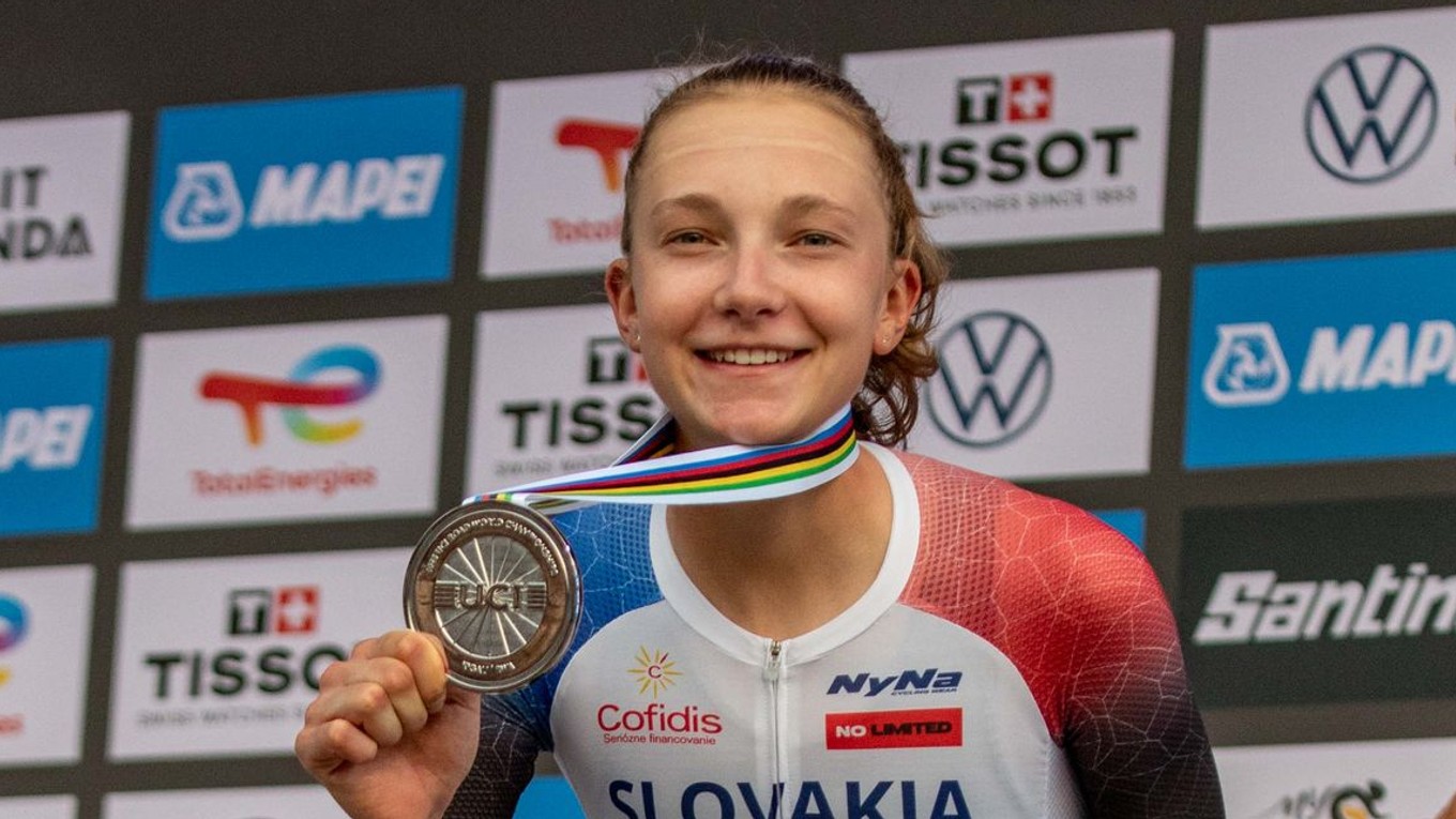 Viktória Chladoňová so striebornou medailou z pretekov U23 na MS v cyklistike 2025. 