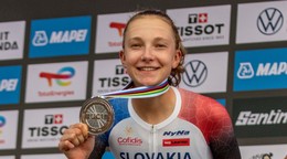 Viktória Chladoňová so striebornou medailou z pretekov U23 na MS v cyklistike 2025. 