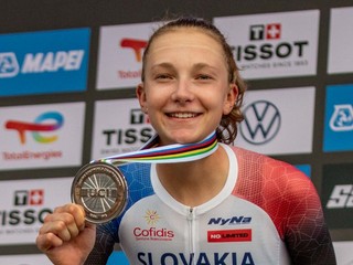 Viktória Chladoňová so striebornou medailou z pretekov U23 na MS v cyklistike 2025. 