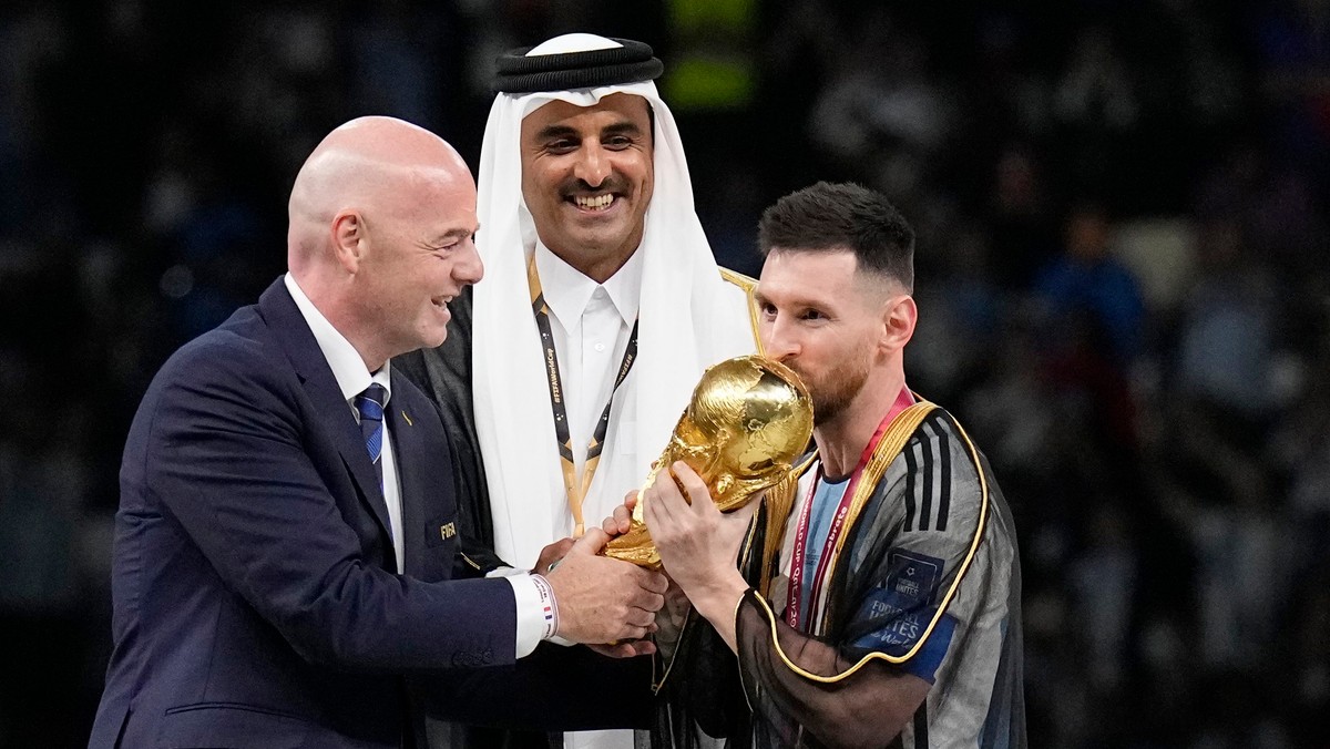 Gianni Infantino odovzdáva do rúk Lionela Messiho trofej majstrov sveta.